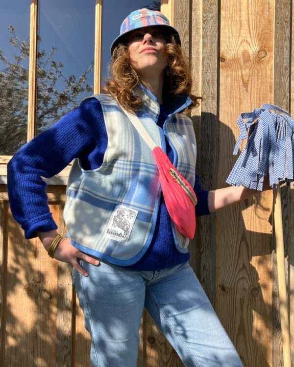 veste sans manches à carreaux bleue